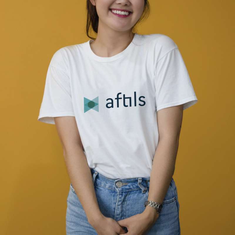 femme portant un t-shirt avec le logo AFTILS dessus