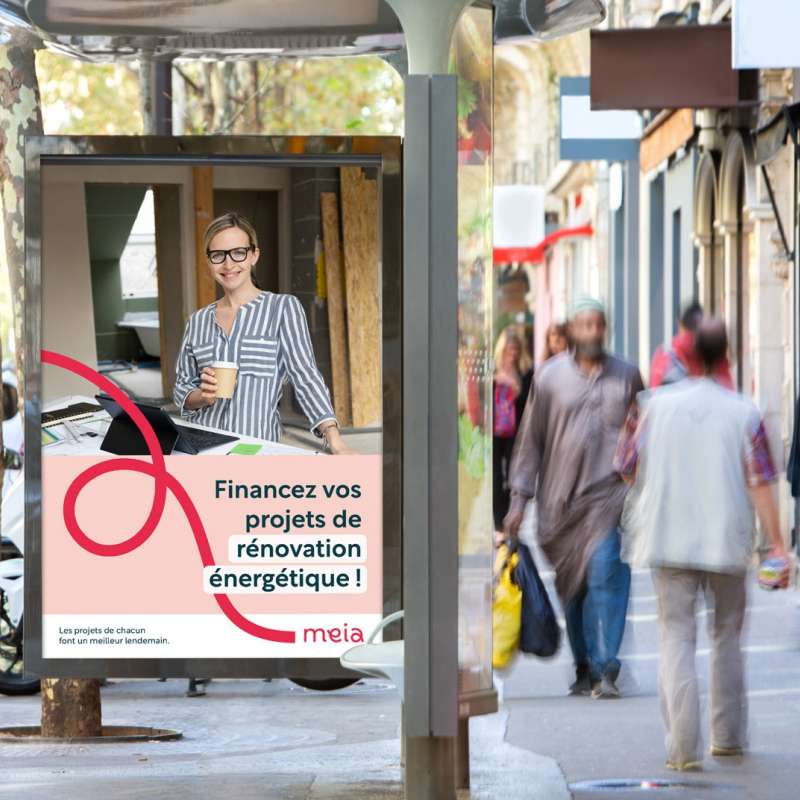 affiche publicitaire à un arrêt de bus